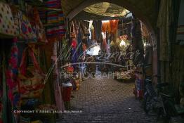 Image du Maroc Professionnelle de  Le Souk des Teinturiers, appelé souk Sebbaghine, l'un des plus pittoresque de Marrakech situé dans la Médina, non loin de la source Mouassine, quelques petits ateliers où l'on pratique encore de nos jours la teinture traditionnelle subsitent. Ce lieu très prisé des touristes et amateurs photos qui désire ardemment des images extrêmement colorées. Avec le temps il est devenu presque une des attractions touristique qui vaut le détour. Face à l’atelier de Si Mohammed Naji des écheveaux de laines sèchent au soleil suspendu en l’air ou le long des murs., le 8 Décembre 2018. (Photo / Abdeljalil Bounhar) 